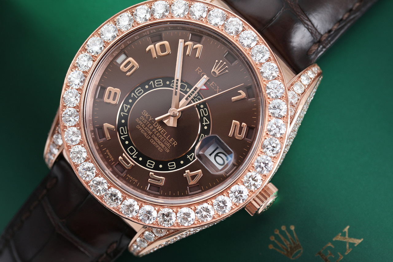 opadgående type neutral Rolex Sky Dweller 18Kt Rose Gold Iced Out Natural Diamonds Chocolate Arabic  Dial Brown Leather Strap 326135 - Youarrived